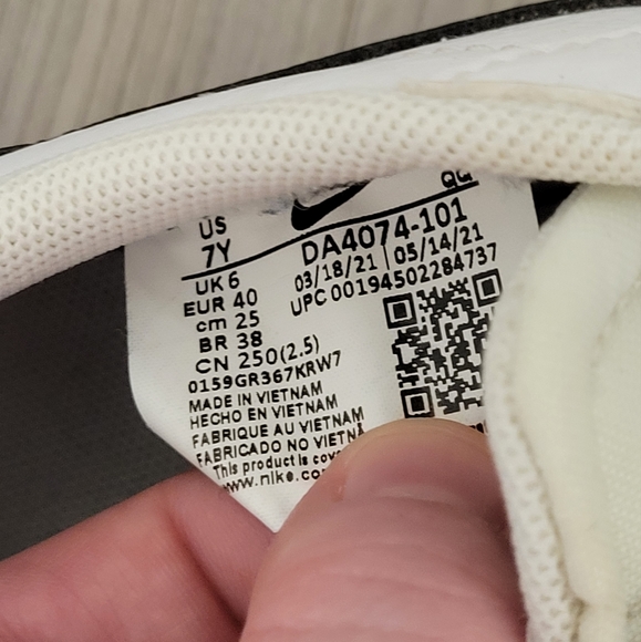 Nike Blazer Low Tops - Picture 2 of 4